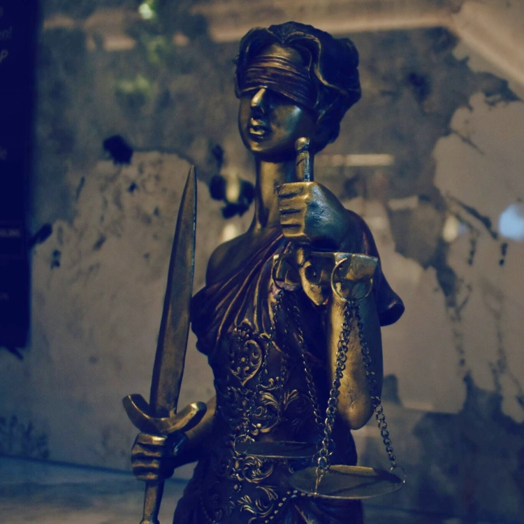 Juristen van Ebbenhout - beeld Vrouwe Justitia